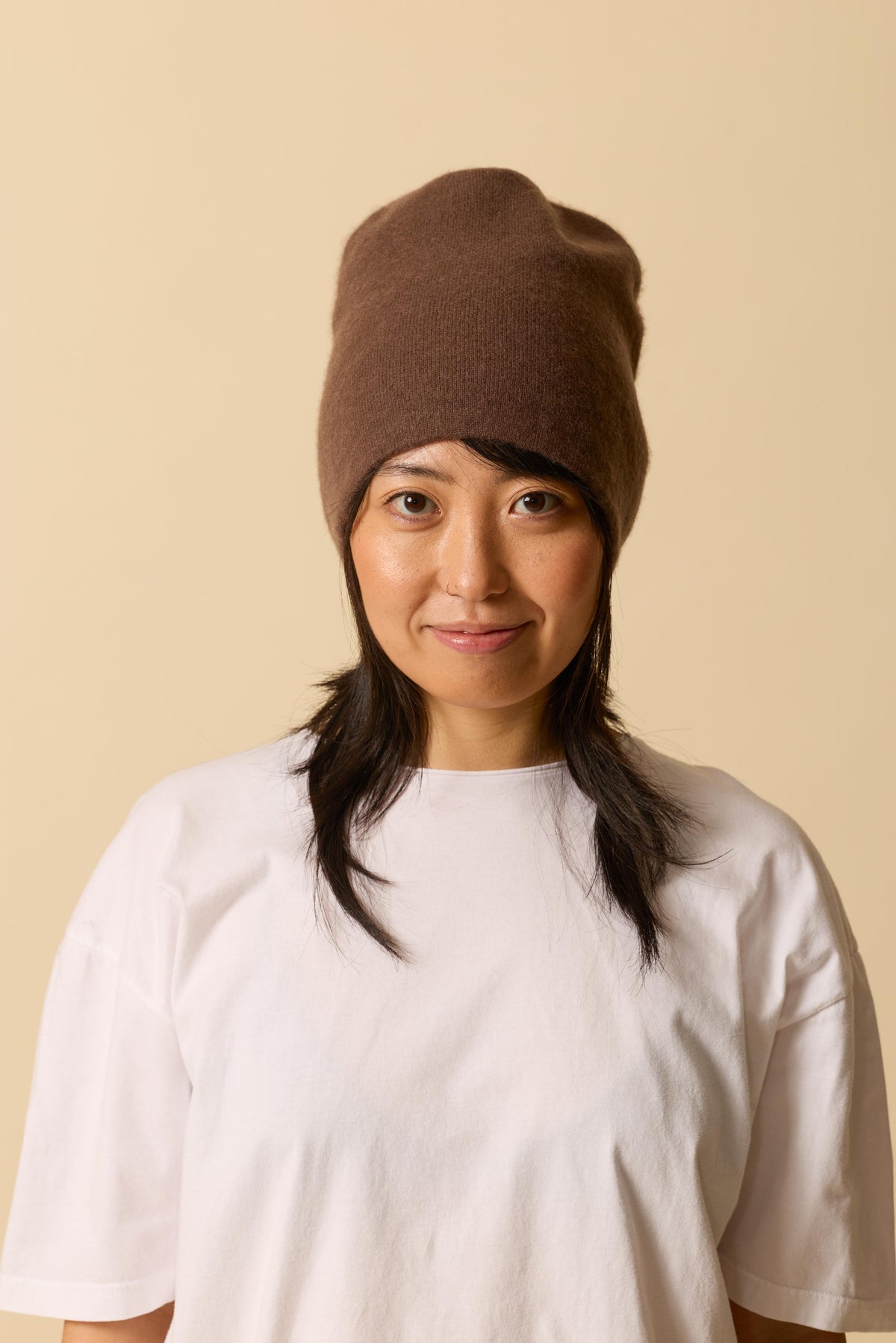 Damian Mütze in French Roast getragen – WARM ME Kaschmir Beanie