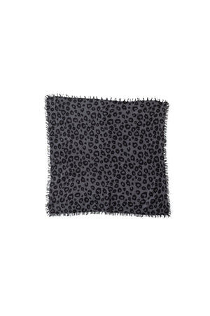 Felix LEO Schal in Woodland Gray & Schwarz – Leopardenmuster Kaschmirtuch von WARM ME
