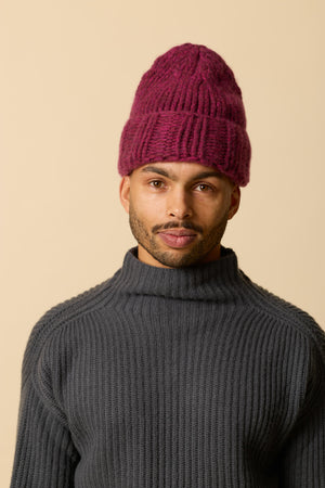 Ari Twisted Mütze getragen von männlichem Modell – WARM ME Kaschmir Beanie