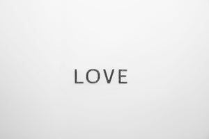 WARM ME Kristallelemente Love Motiv auf Kaschmirmütze – Personalisierung