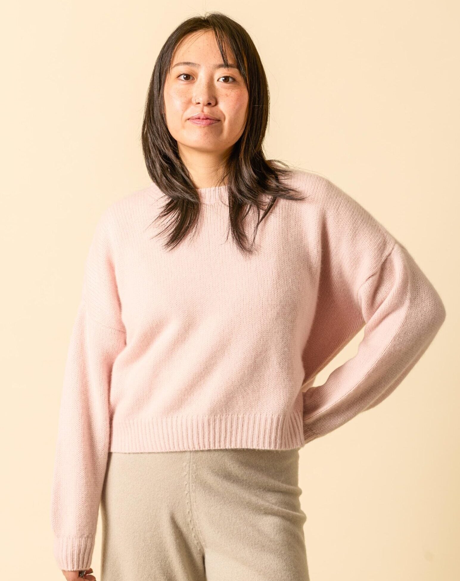 Camille Pullover in Heavenly Pink getragen – WARM ME Kaschmir