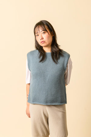 Suri Top in Flint Stone getragen – Kaschmir Pullunder Damen von WARM ME