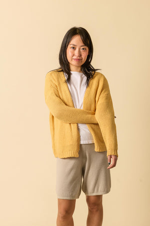Vina Cardigan in Gelb getragen – Kaschmir Strickjacke Damen von WARM ME