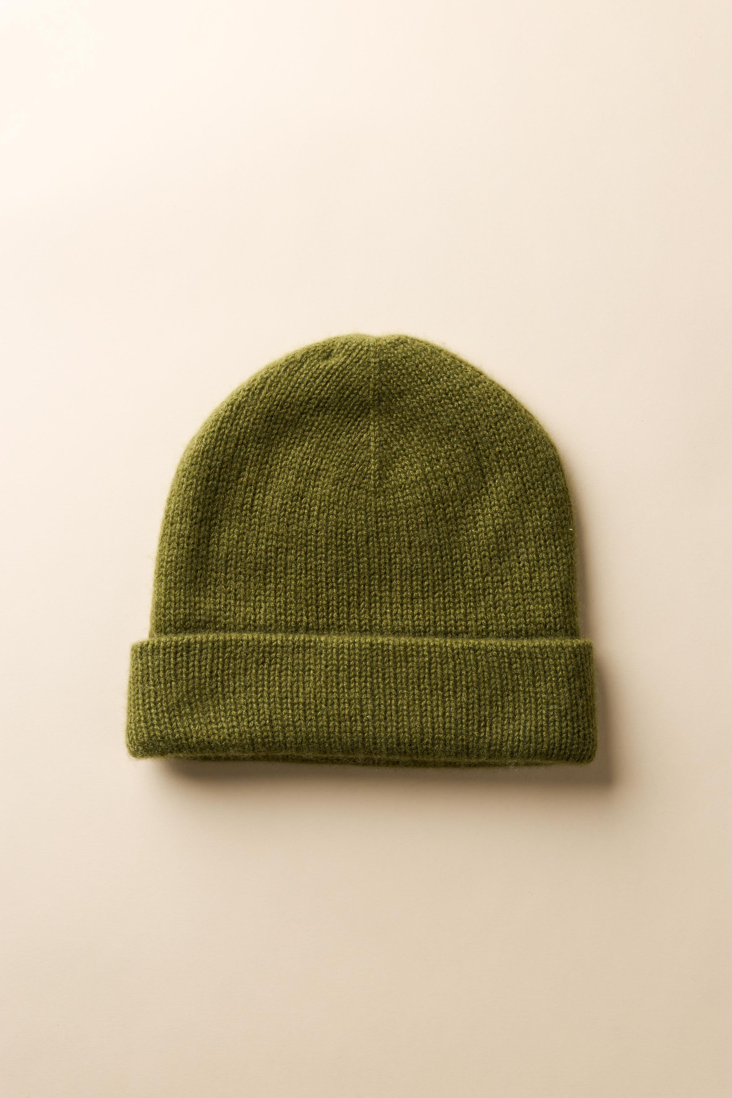 Niklas Mütze in Avocado Produktansicht – WARM ME Kaschmir Beanie
