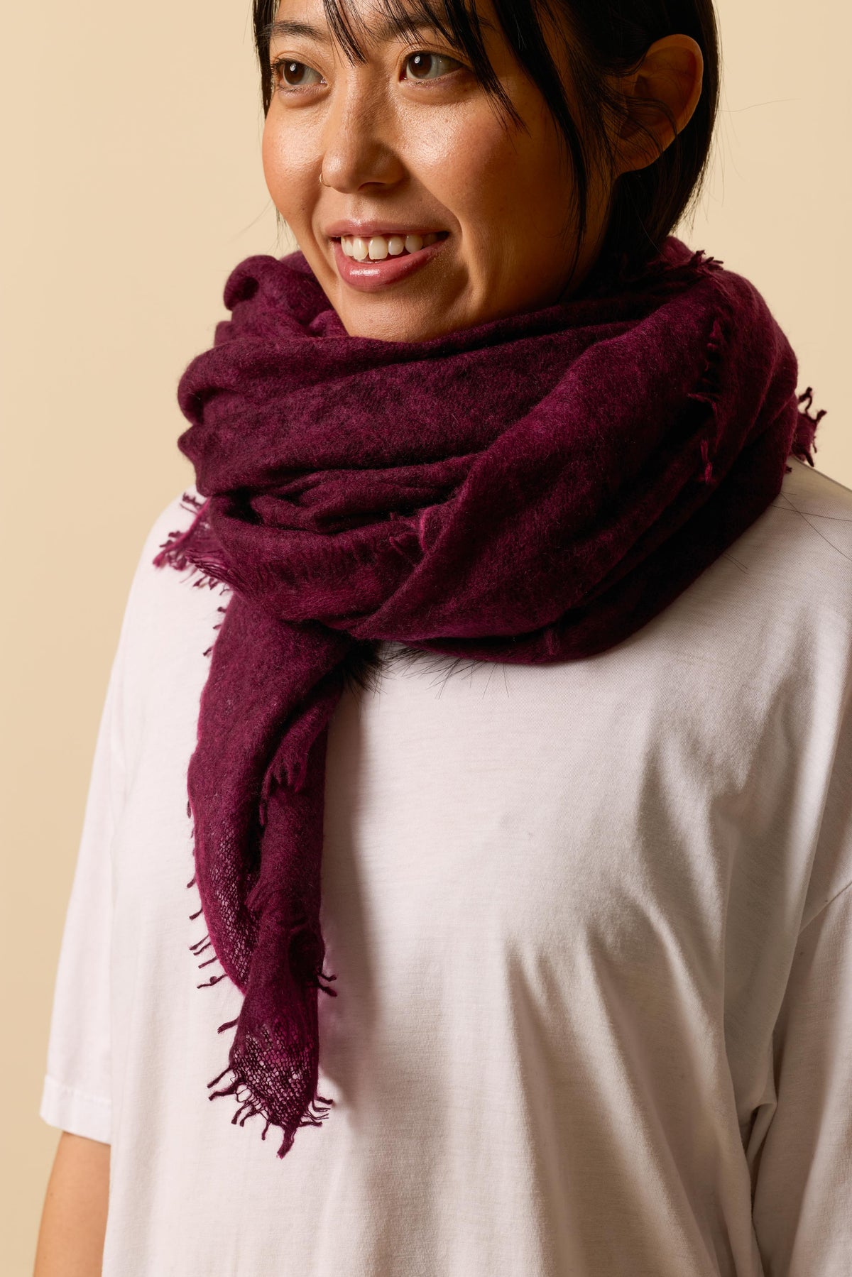 Nomad Schal klein Flat Dye um den Hals gewickelt – WARM ME Kaschmirschal