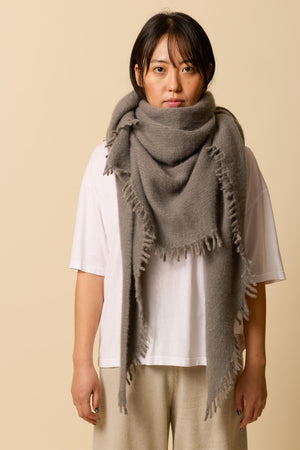 Peach Kaschmir-Dreieckstuch getragen – gefilztes Cashmere Tuch von WARM ME