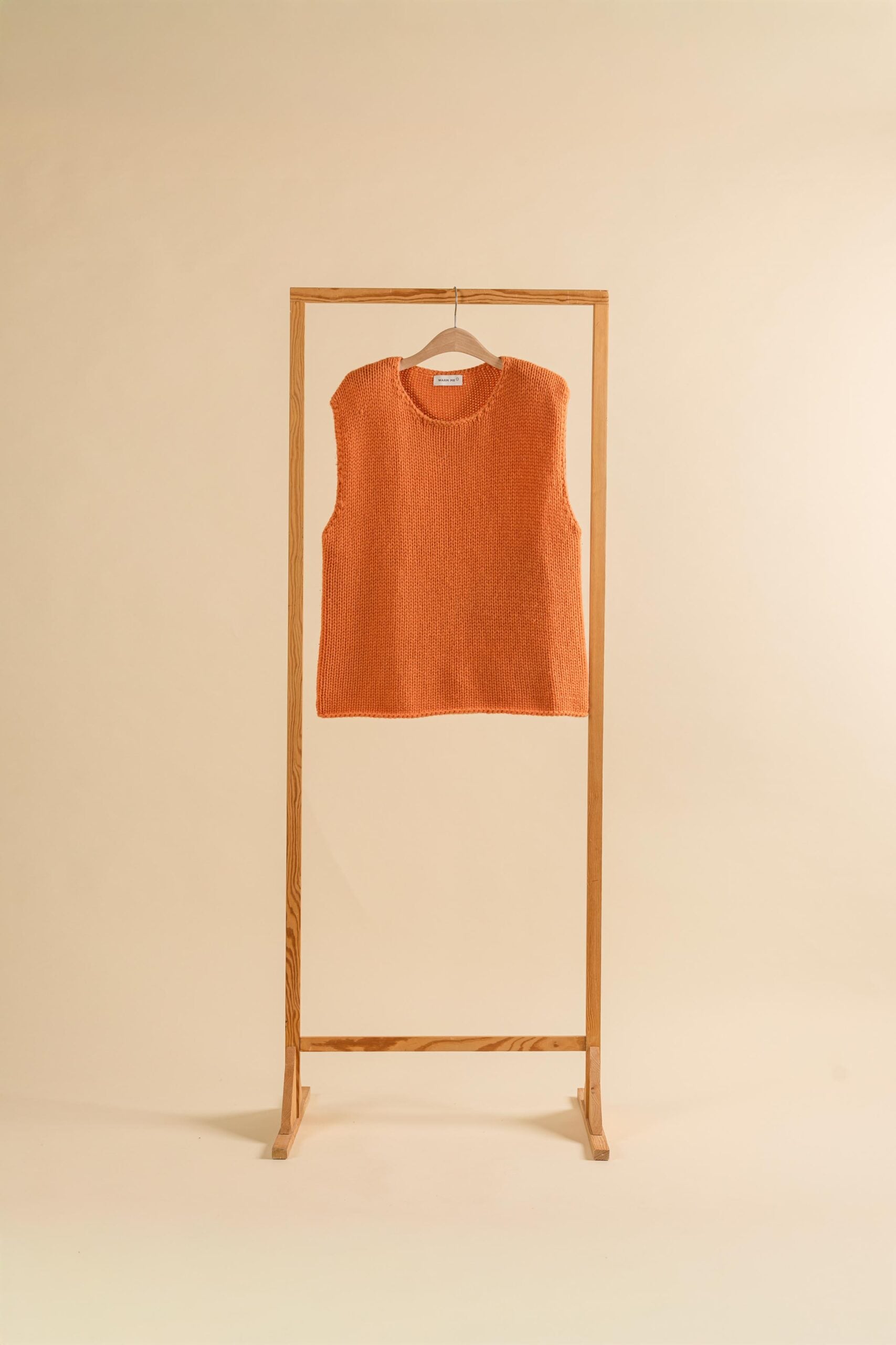 Suri Top in Soft Orange – Kaschmir Pullunder von WARM ME