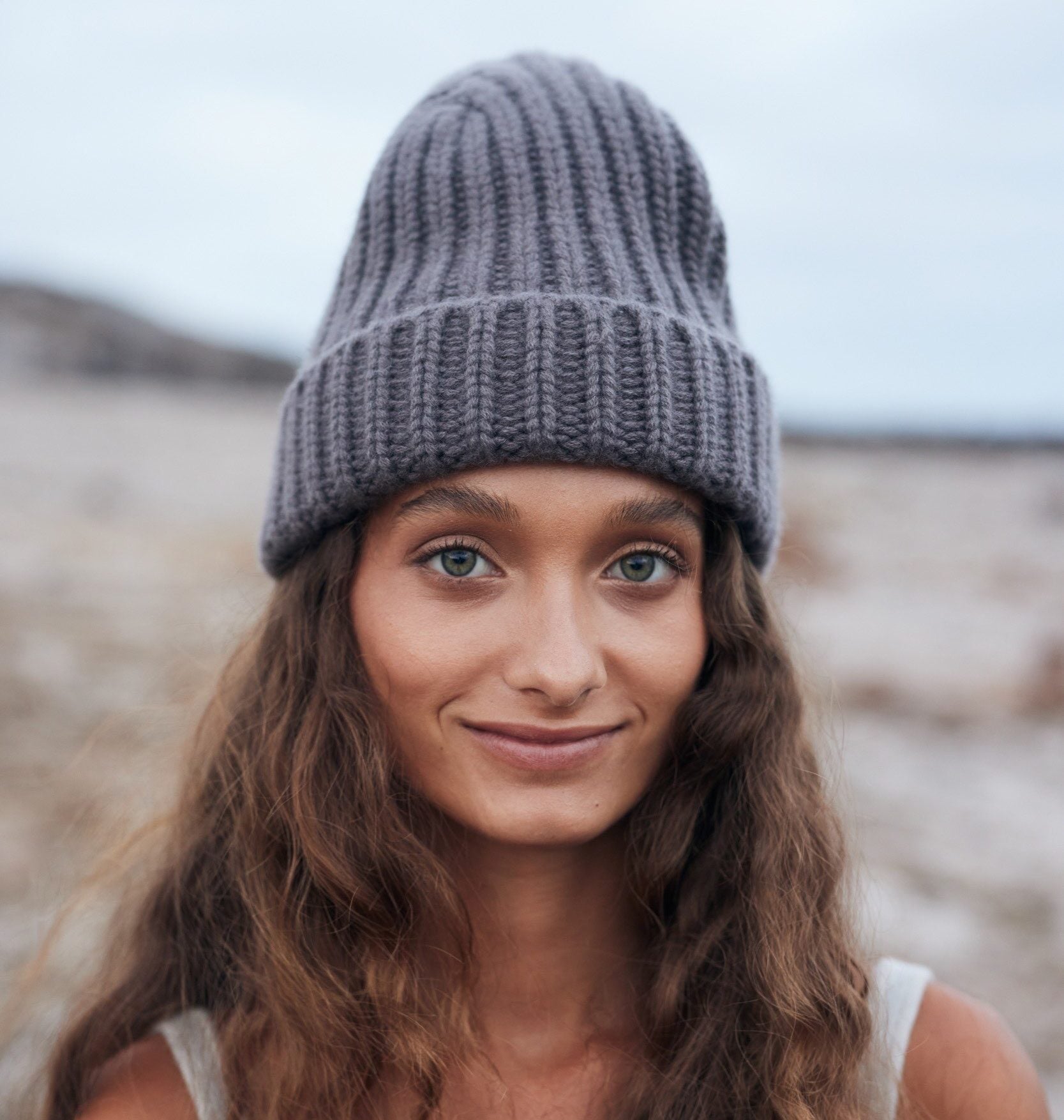 Alex Mütze getragen – chunky Kaschmir Beanie von WARM ME