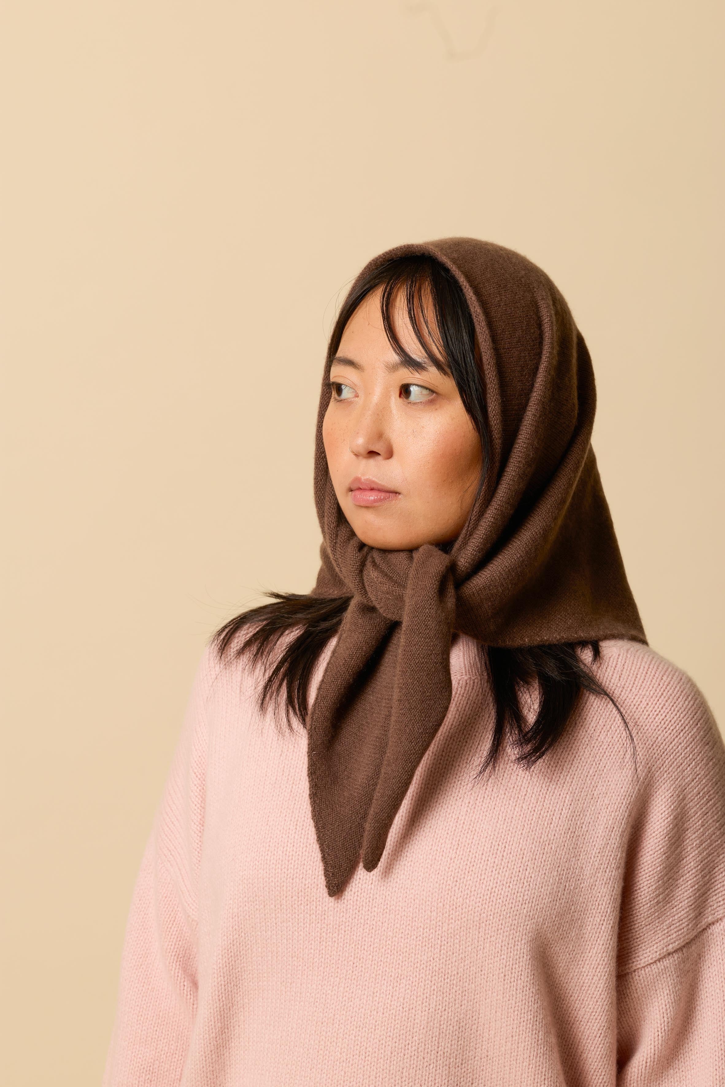 Axis Kaschmir-Dreieckstuch als Kopftuch getragen – WARM ME Styling