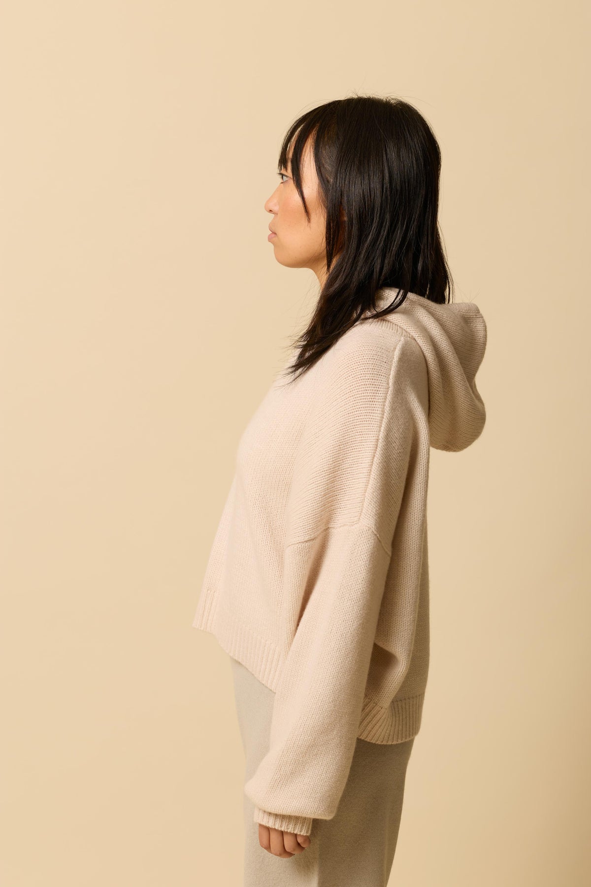 Camille Hoodie in Slightly Pink getragen, Seitenansicht – WARM ME Kaschmir