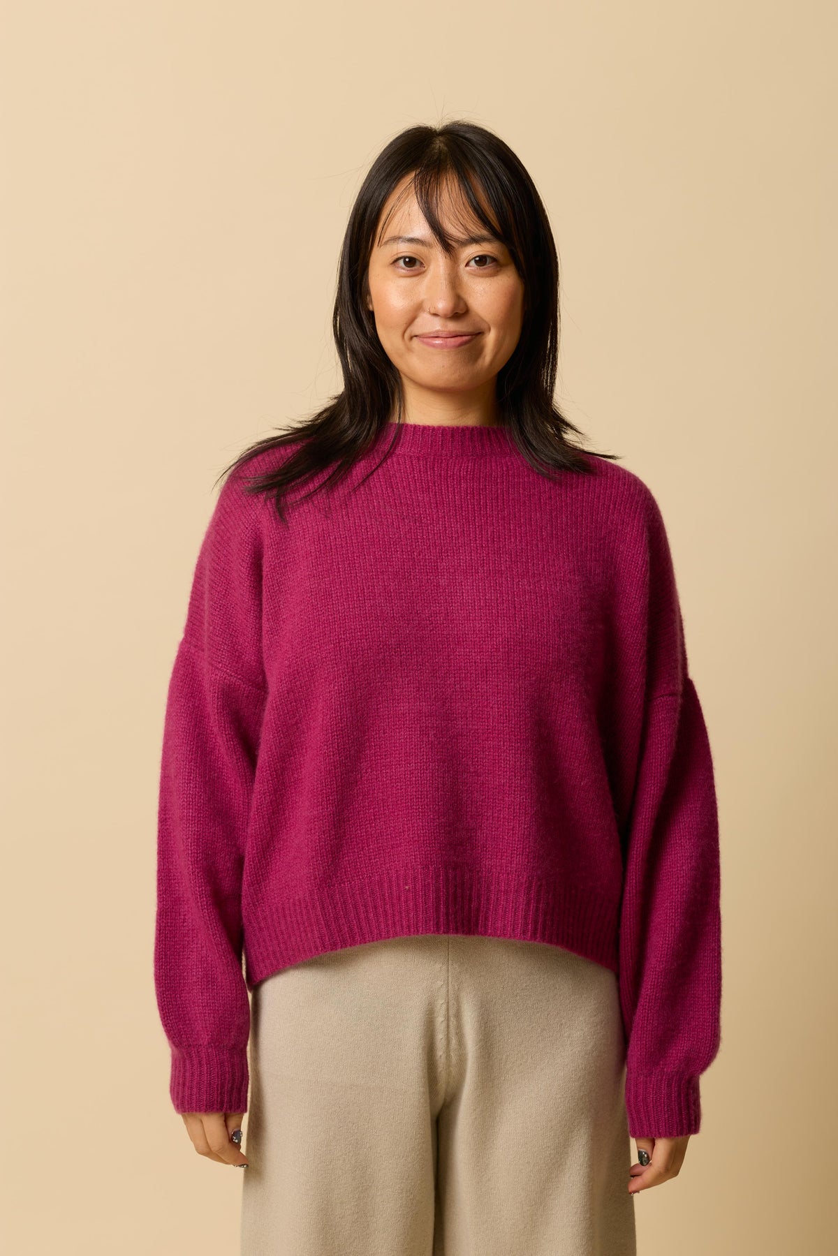 Camille Pullover in Raspberry Radiance getragen – Kaschmir Pullover von WARM ME