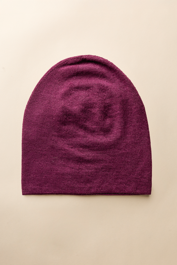 Flap Me Mütze in Fig Lila Farbswatch – WARM ME Kaschmir
