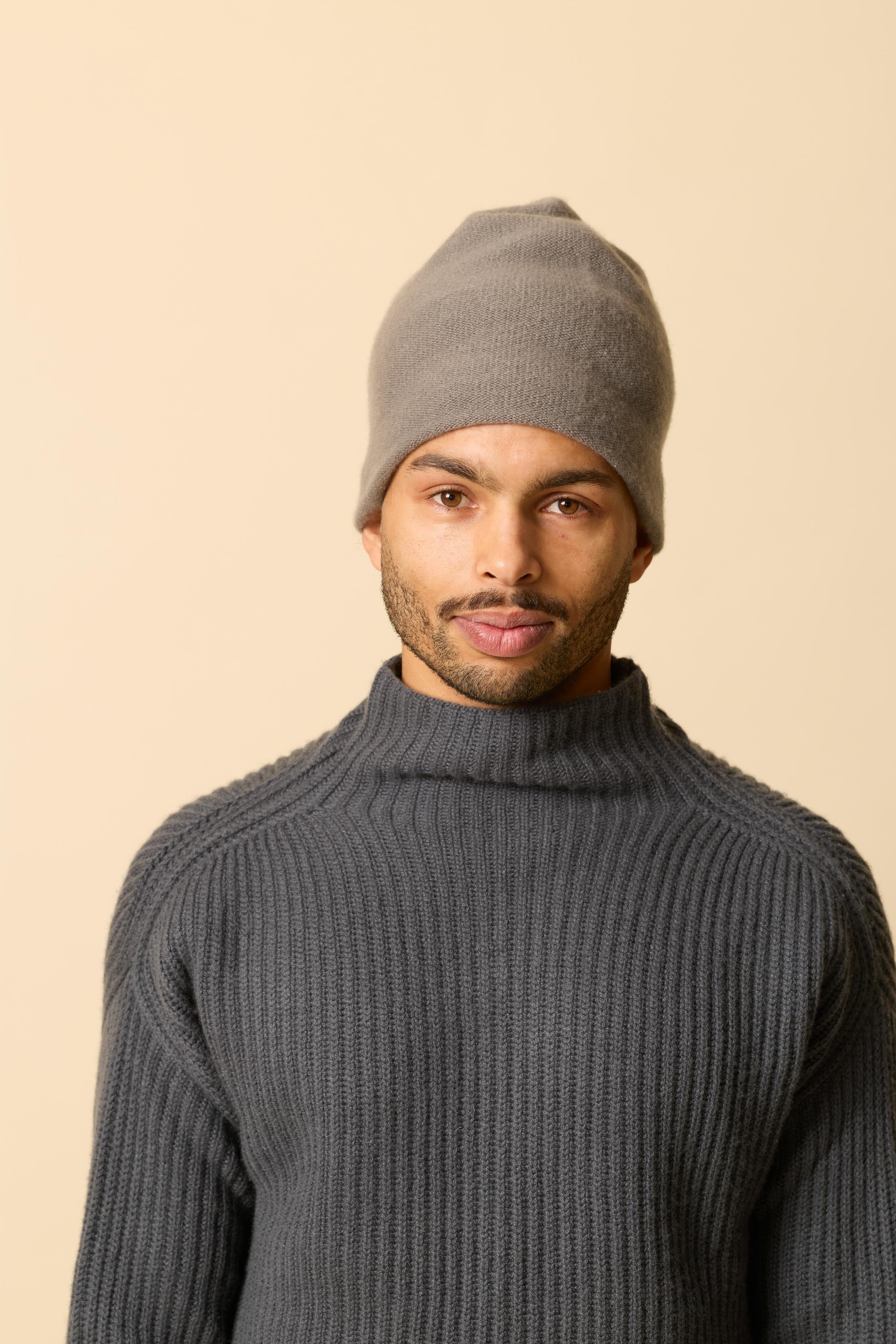 Simplex Mütze getragen von männlichem Modell – WARM ME Kaschmir Beanie