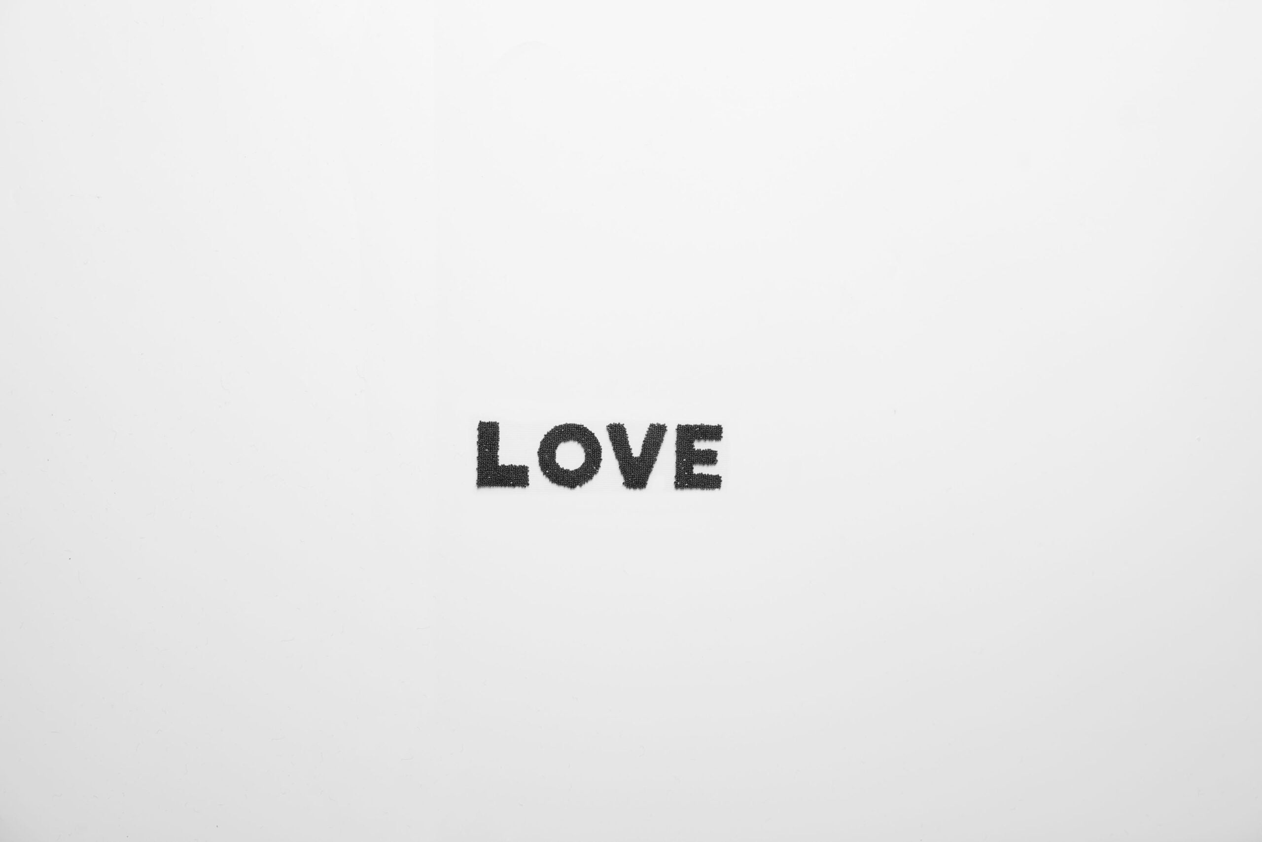 WARM ME Kristallelemente Love Schriftzug Variante – Mützen-Personalisierung