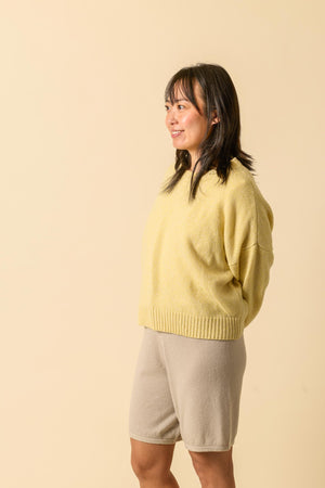 Camille Pullover in Gelb getragen – Kaschmir Pullover von WARM ME