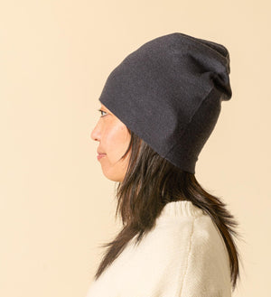Flap Me Mütze in Carbon getragen – WARM ME Kaschmir Beanie