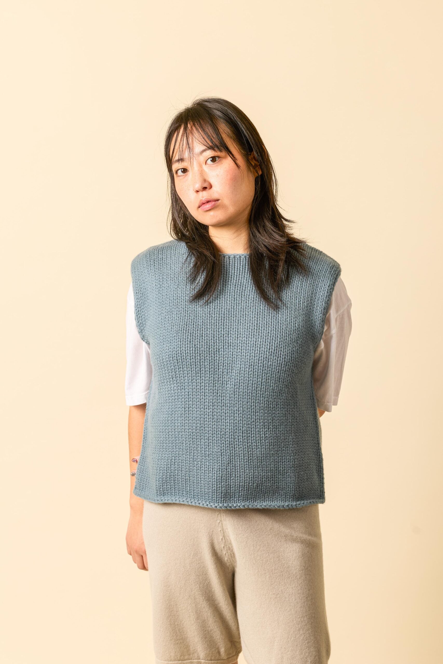 Suri Top in Flint Stone getragen – Kaschmir Pullunder Damen von WARM ME