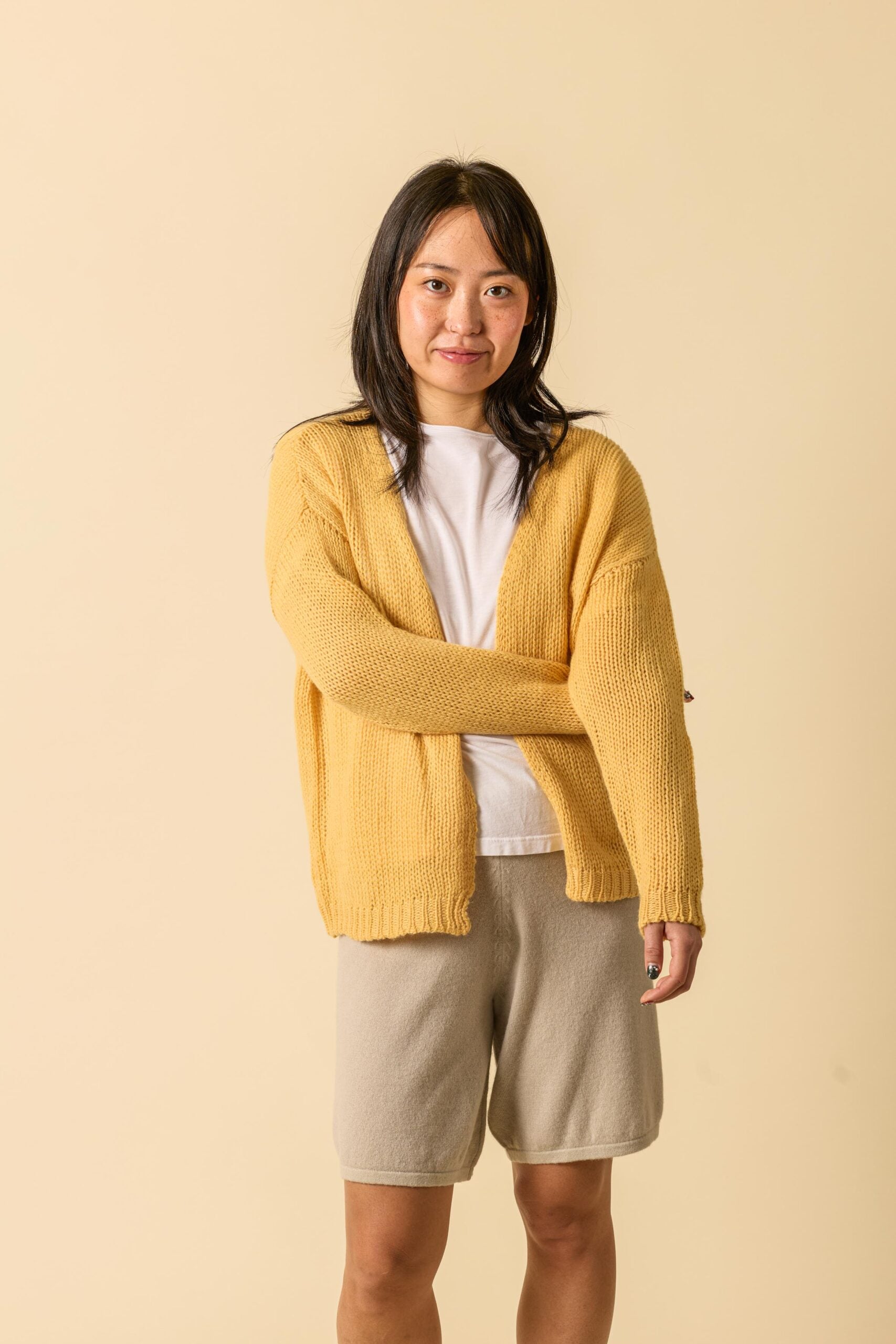Vina Cardigan in Gelb getragen – Kaschmir Strickjacke Damen von WARM ME