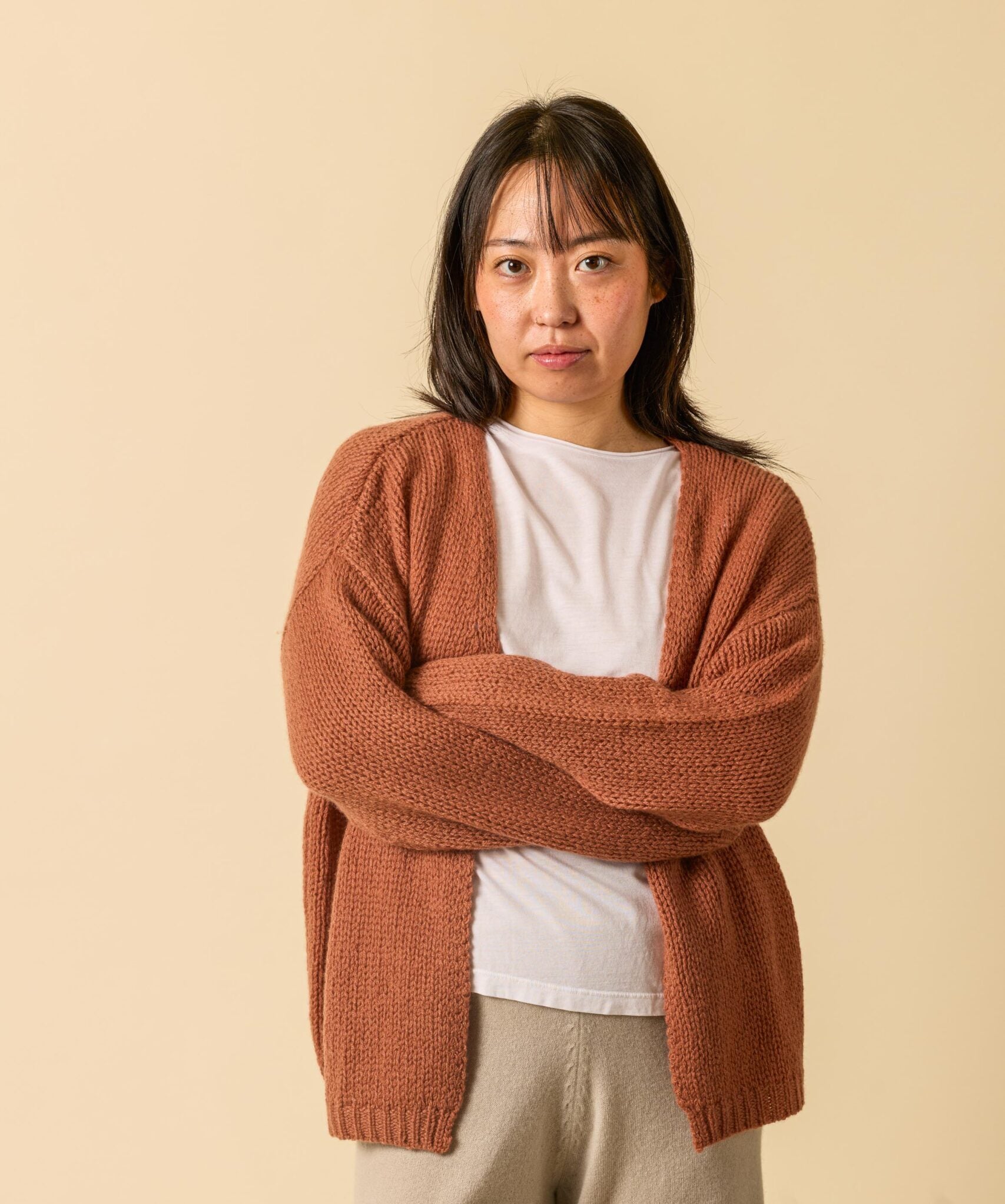 Vina Cardigan in Mocca Mousse getragen – Kaschmir Strickjacke von WARM ME