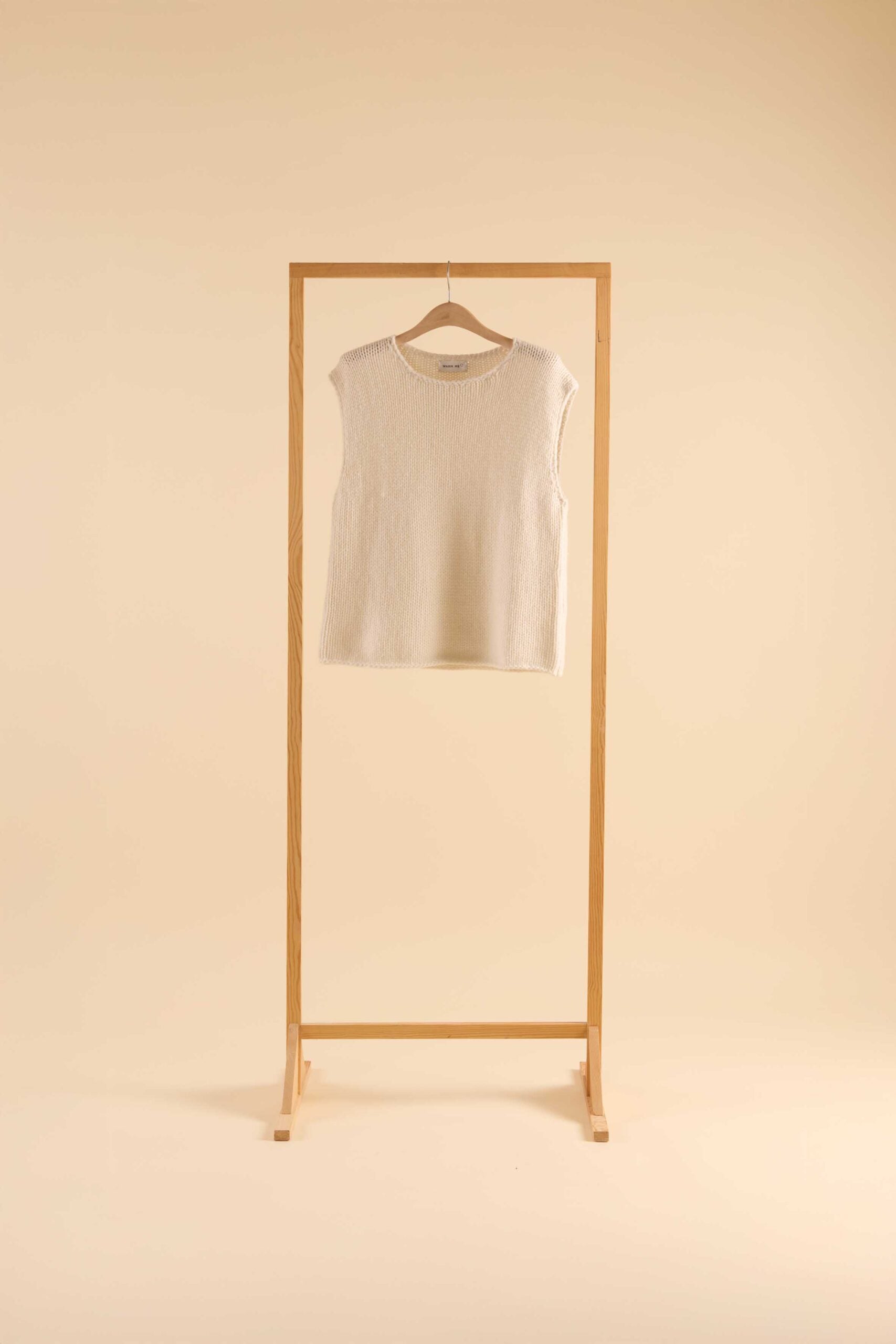 Suri Top in Blanc – Kaschmir Pullunder von WARM ME