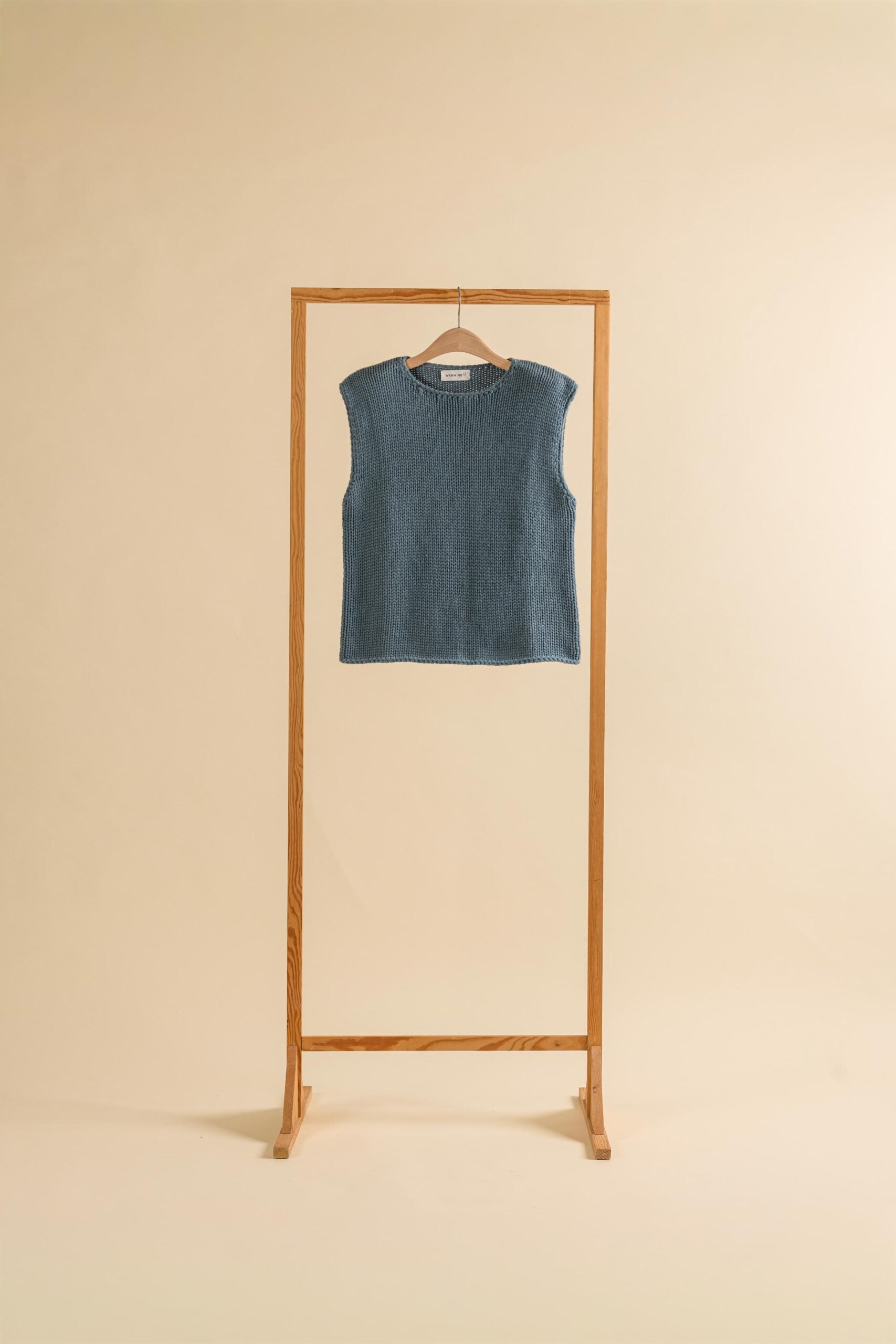 Suri Top in Slate Blue – Kaschmir Pullunder von WARM ME