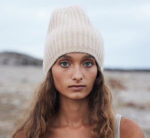 Alexa Mütze getragen – mittelschwere Kaschmir Beanie von WARM ME