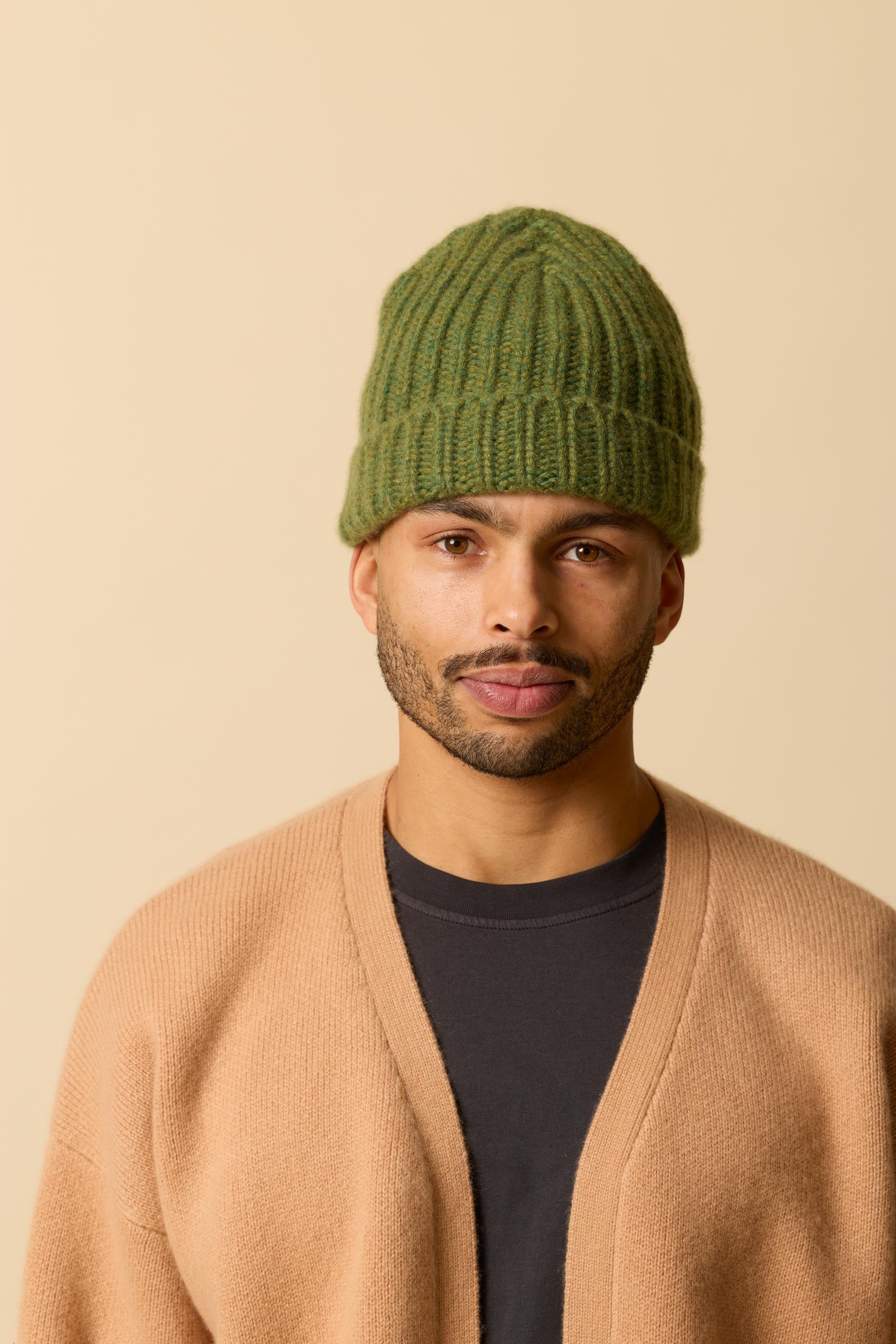 Alex Mütze getragen von männlichem Modell – WARM ME Kaschmir Beanie